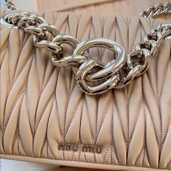 MIU MIU
Nappa Matelasse Club Shoulder Bag Cammeo - Picture 3 of 10